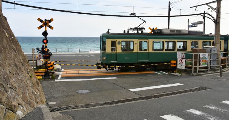 【神奈川県鎌倉市】『スラムダンク』 に登場する踏切に国内外から観光客が殺到